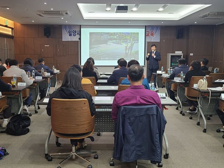 밀양시의회 의원 및 공무원 의정연수 현장 사진 1